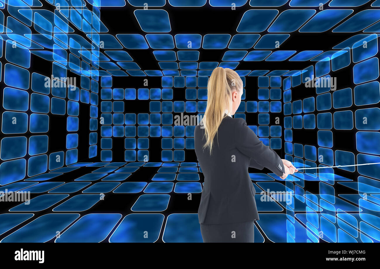 Zusammengesetztes Bild der blonden Geschäftsfrau ziehen ein Seil Stockfoto