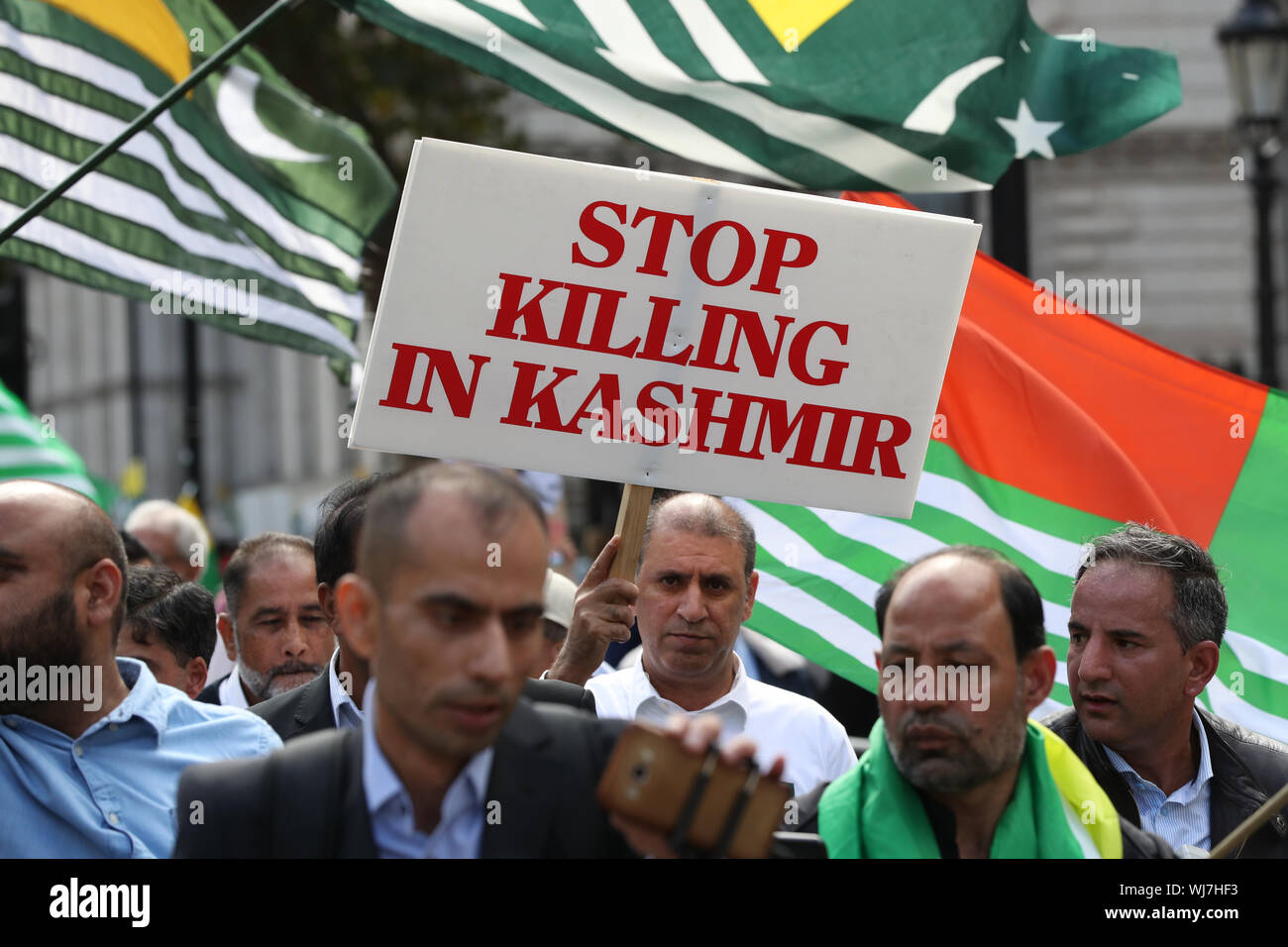 Pro-Kashmiri Unabhängigkeit Mitkämpfer Spaziergang entlang Whitehall in London, über die Frage von Indien Aufhebung des Artikel 370, ein Gesetz, mit dem die strittigen Bundesstaat Kaschmir semi Unabhängigkeit über eine gewisse Autonomie gegeben hatte. Stockfoto