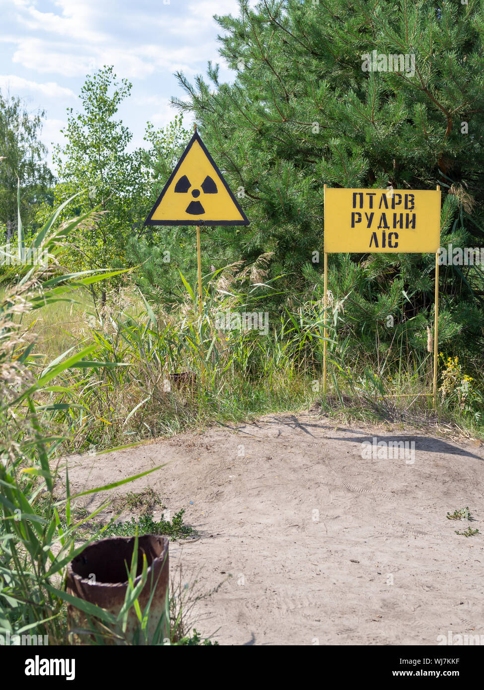 Rote Wald (Pripyat, Ukraine) limit Sign in 2019. Neben it-ionisierender Strahlung Zeichen Stockfoto