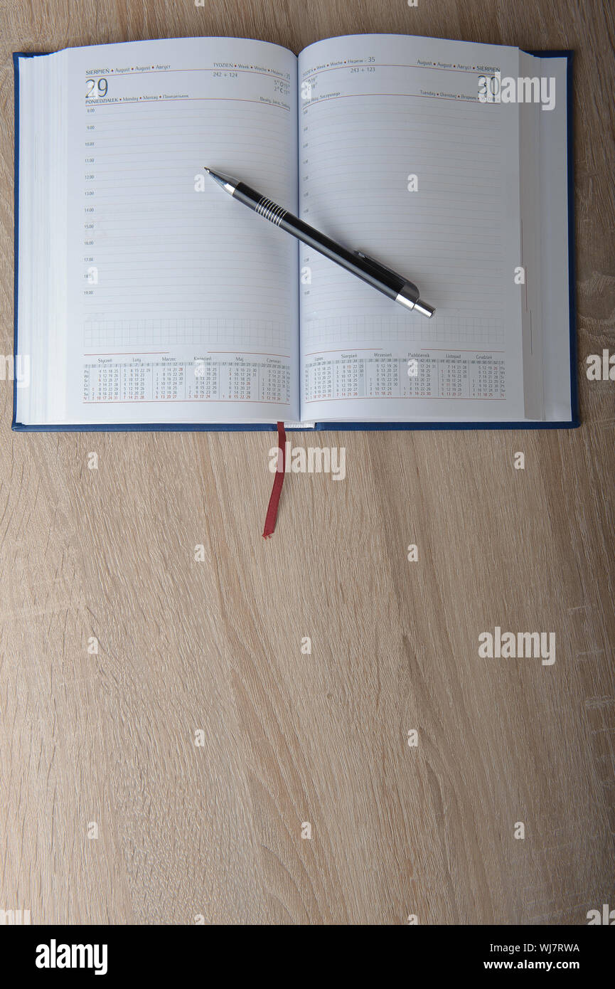 Notizbuch mit Stift auf den Schreibtisch aus Holz Stockfoto
