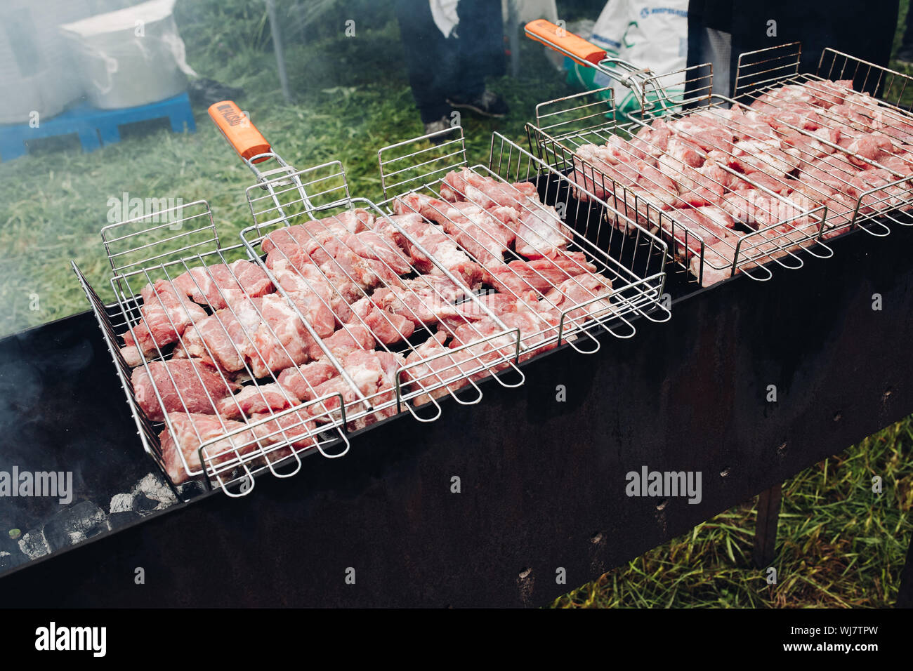 Ansicht von der Seite der Grill im Garten Stockfoto