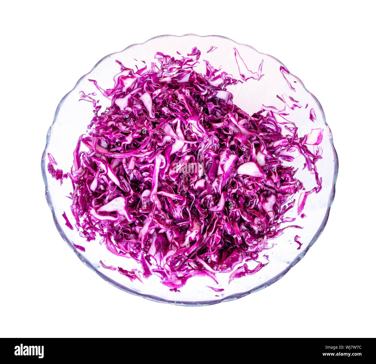 Blick von oben auf die Salat aus gehacktem Rotkohl mit Pflanzenöl in Glasschale Ausschnitt auf weißem Hintergrund Stockfoto