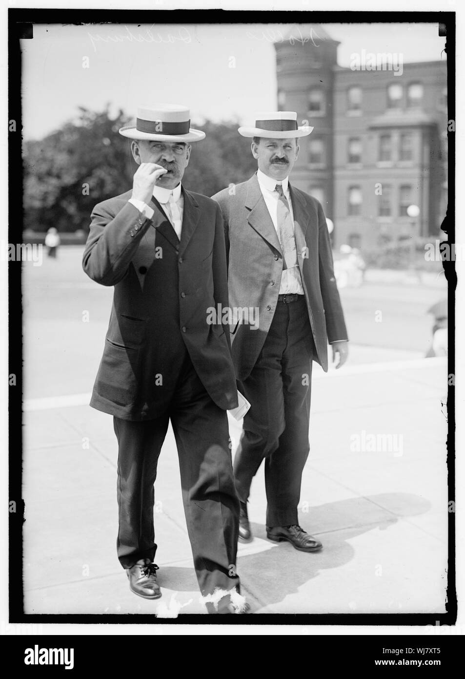 HOLLIS, HENRY F. SENATOR VON NEW HAMPSHIRE, 1913-1919. Rechts, MIT SENATOR SAULSBURY Stockfoto