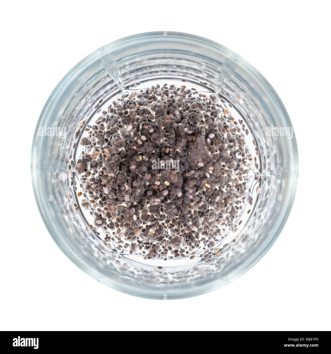 Blick von oben auf die Handvoll nass Chia Samen Wasser absorbieren an der Unterseite des Becherglas Ausschnitt auf weißem Hintergrund Stockfoto
