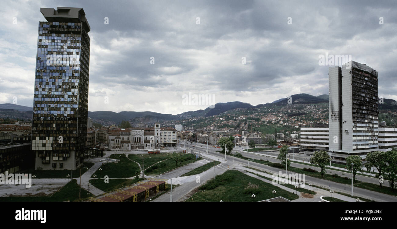 13. Mai 1993 während der Belagerung von Sarajevo: Der Blick nach Osten von der Holiday Inn Hotel in Richtung der alten Stadt, entlang der Sniper Alley. Auf der linken Seite ist einer der beiden UNIS Türme und auf der rechten der Exekutivrat/Assembly Building, die beide durch die bosnisch-serbischen Truppen belagern. Stockfoto