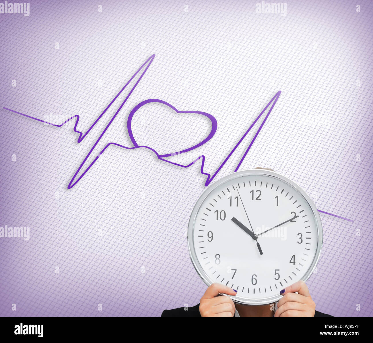 Das zusammengesetzte Bild der Unternehmerin in der Klage, die eine Uhr vor weißem Hintergrund Stockfoto
