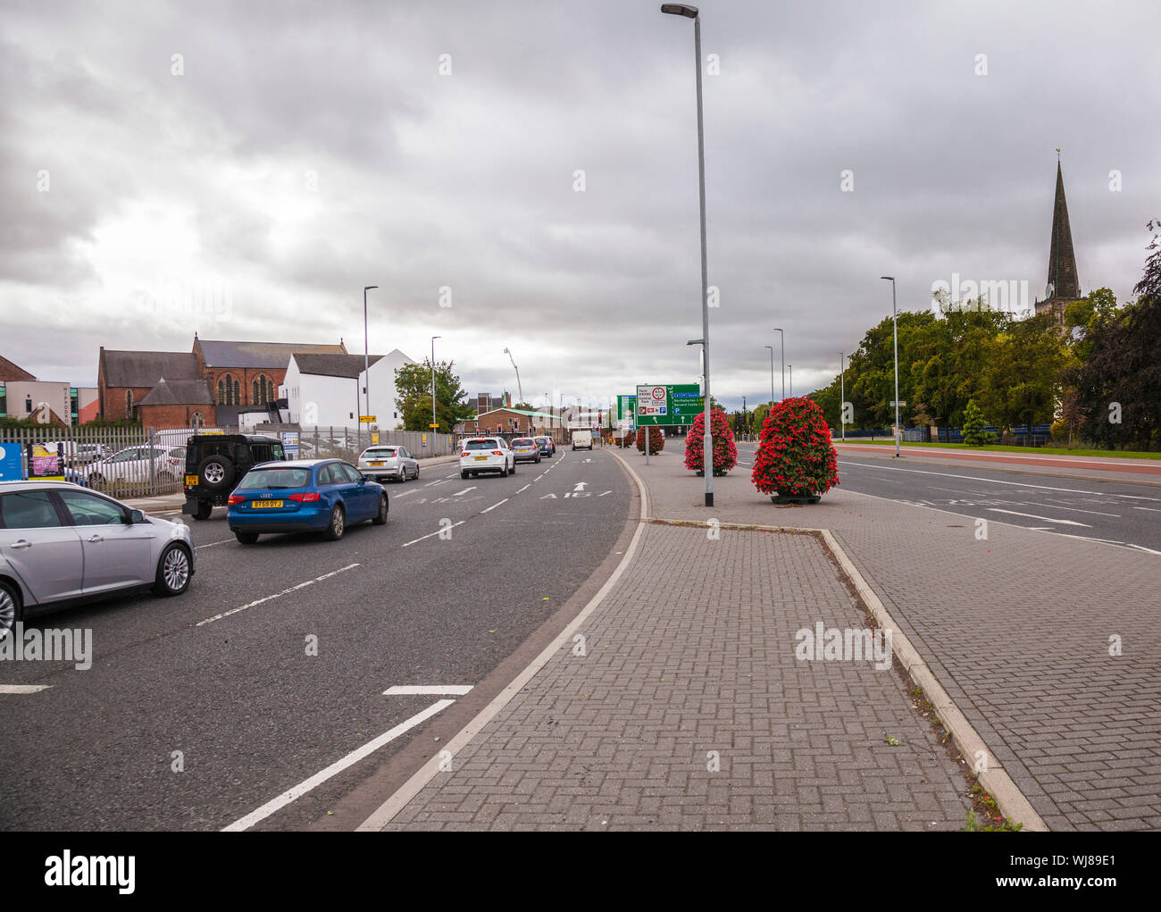 St. Cuthberts in Darlington, England, Großbritannien mit der Ringstraße und St. Cuthberts Kirche im Hintergrund Stockfoto