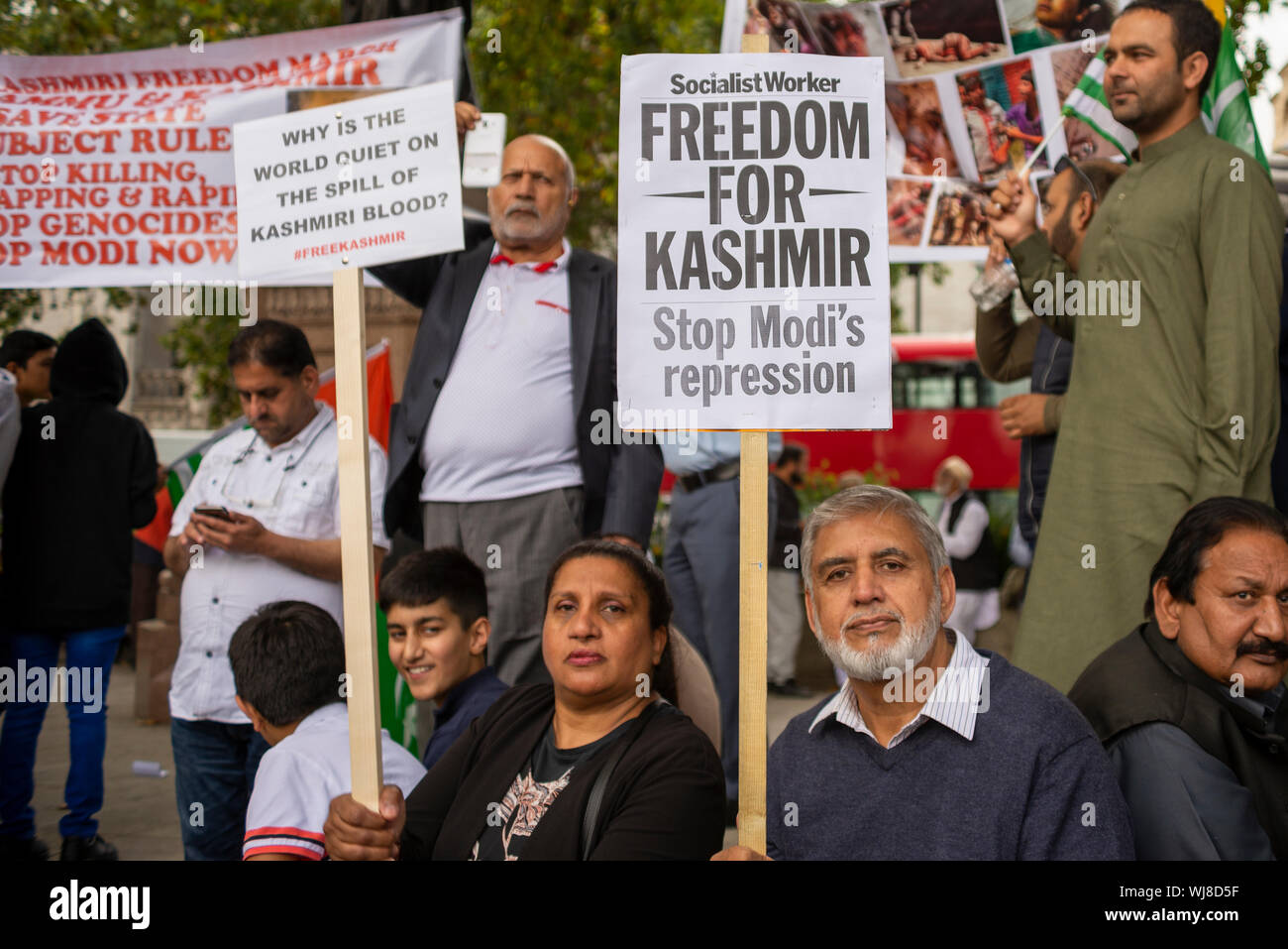 Ein Protest findet in Westminster, London, UK Demonstration gegen die Indische Besetzung von Jammu und Kaschmir und behauptet, dass Tausende getötet wurden und durch die indische Armee verletzt. Am 5. August Artikel 370 -, die die Rechte der Bevölkerung in den geschützten Bereich - wurde durch die BJP-Regierung widerrufen Stockfoto