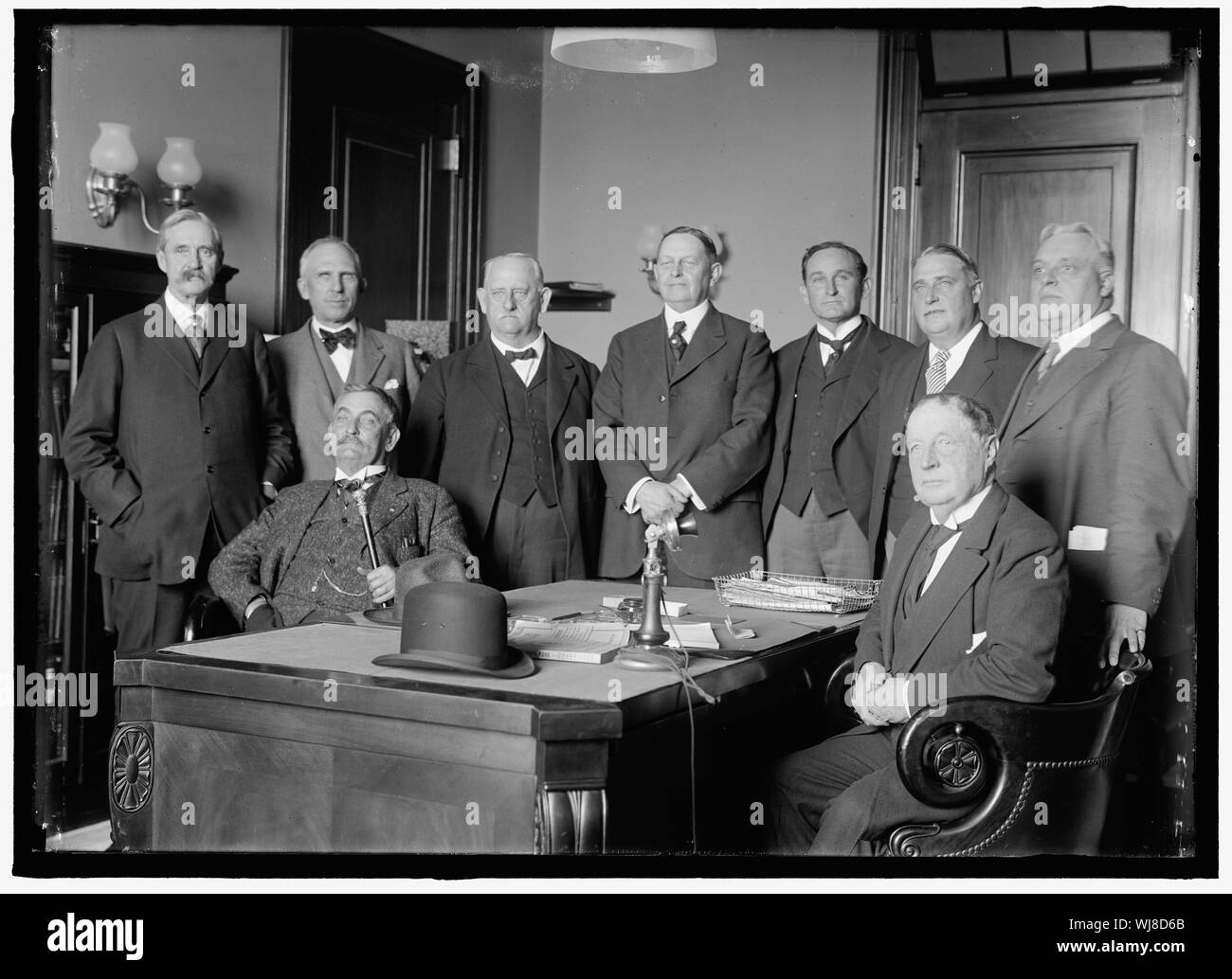 Haus der Vertreter an den Ausschüssen. INTERSTATE COMMERCE. Gemeinsame Anhörungen. STD: REP. ADAMSON, GA, Haus der Vorsitzende. SDG: SEN. CUSHMINS der IA; REP. HAMILTON DES MI; REP. SIMS VON TN; SEN. UNDERSOOD VON AL; SEN. ROBINSON VON AR; SEN. BRANDEGEE VON CT; REP. ESCH DER WI. Stockfoto