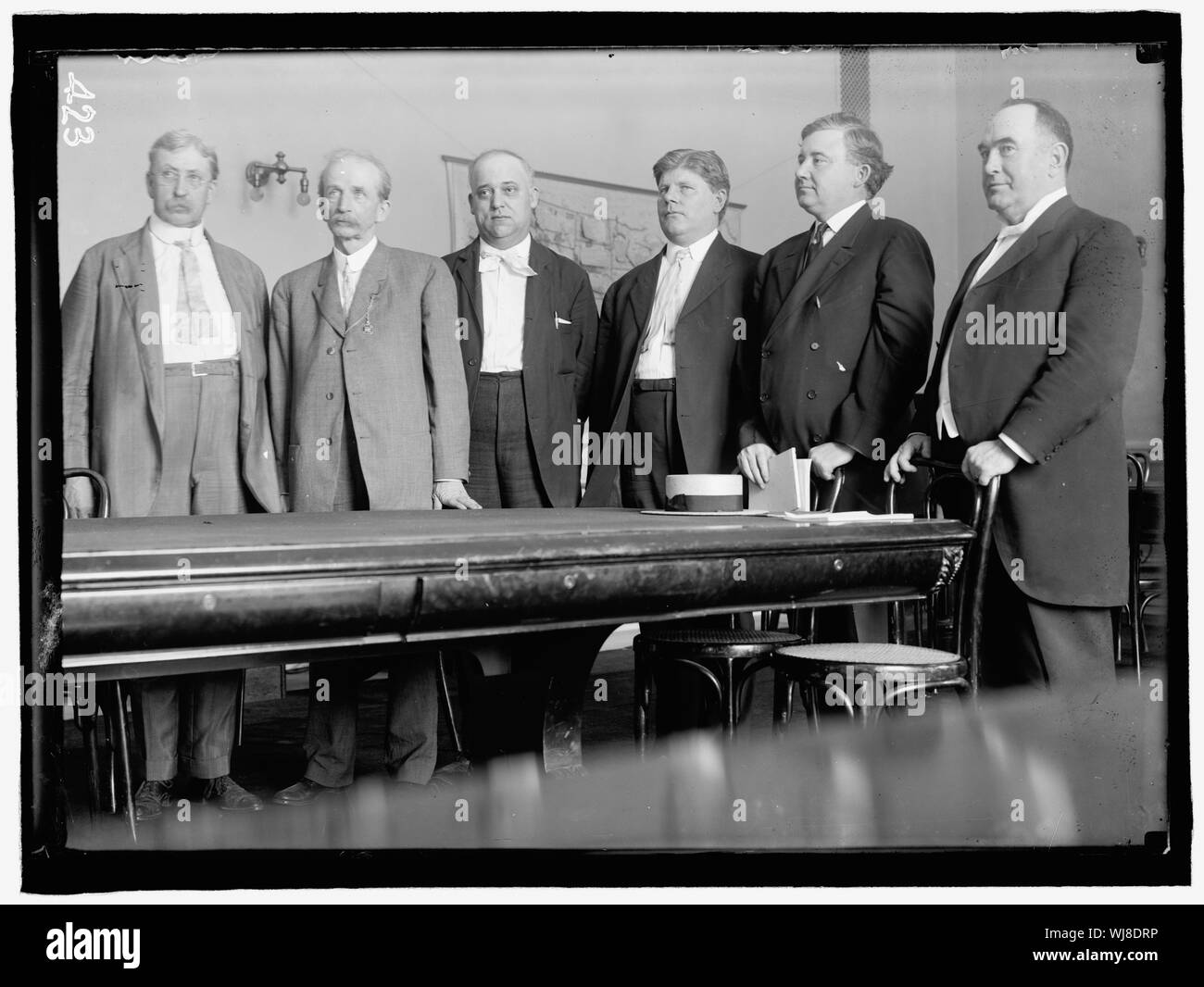 Haus der Vertreter an den Ausschüssen. Besonderer AUSSCHUSS FÜR DIE UNTERSUCHUNG DER U.S. Steel Corp., 12. JANUAR 1912. Im Volksmund als 'Steel VERTRAUEN Untersuchungs-kommission' oder 'Stanley Ausschuss." Junge von MI; BARTLETT, GA; STANLEY VON KY, Vorsitzender; BEALL von TX; LITTLETON VON NY; McGILLICUDDY VON MIR. Stockfoto