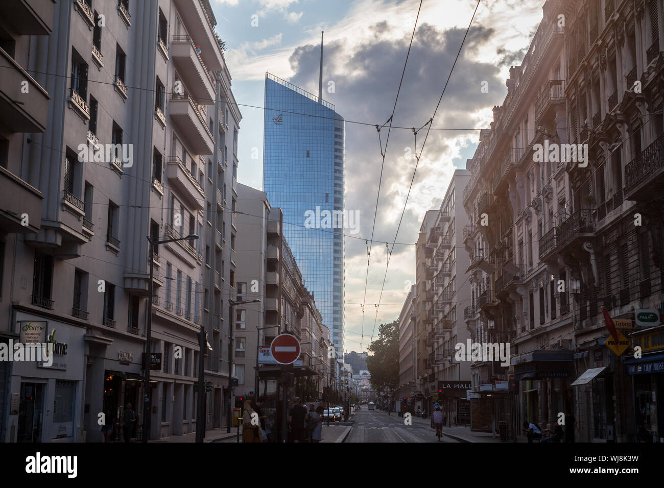 LYON, Frankreich - 14. JULI 2019: Tour InCity tower Skyline in Lyon, von einer nahe gelegenen Straße in der Abenddämmerung gesehen. Una Tower ist ein Wolkenkratzer beloning zu Caisse d' Stockfoto