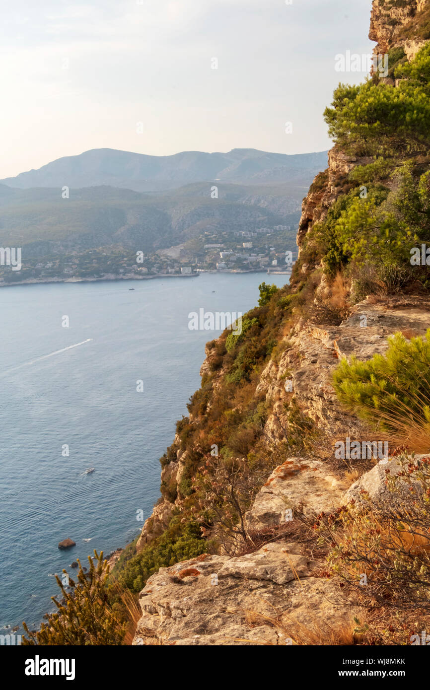 Cap Canaille höchste Steilklippe von Frankreich, ockerfarbenen Sandstein Landspitze auf der Mittelmeer Küste zwischen den Städten Cassis und La Ciotat Stockfoto