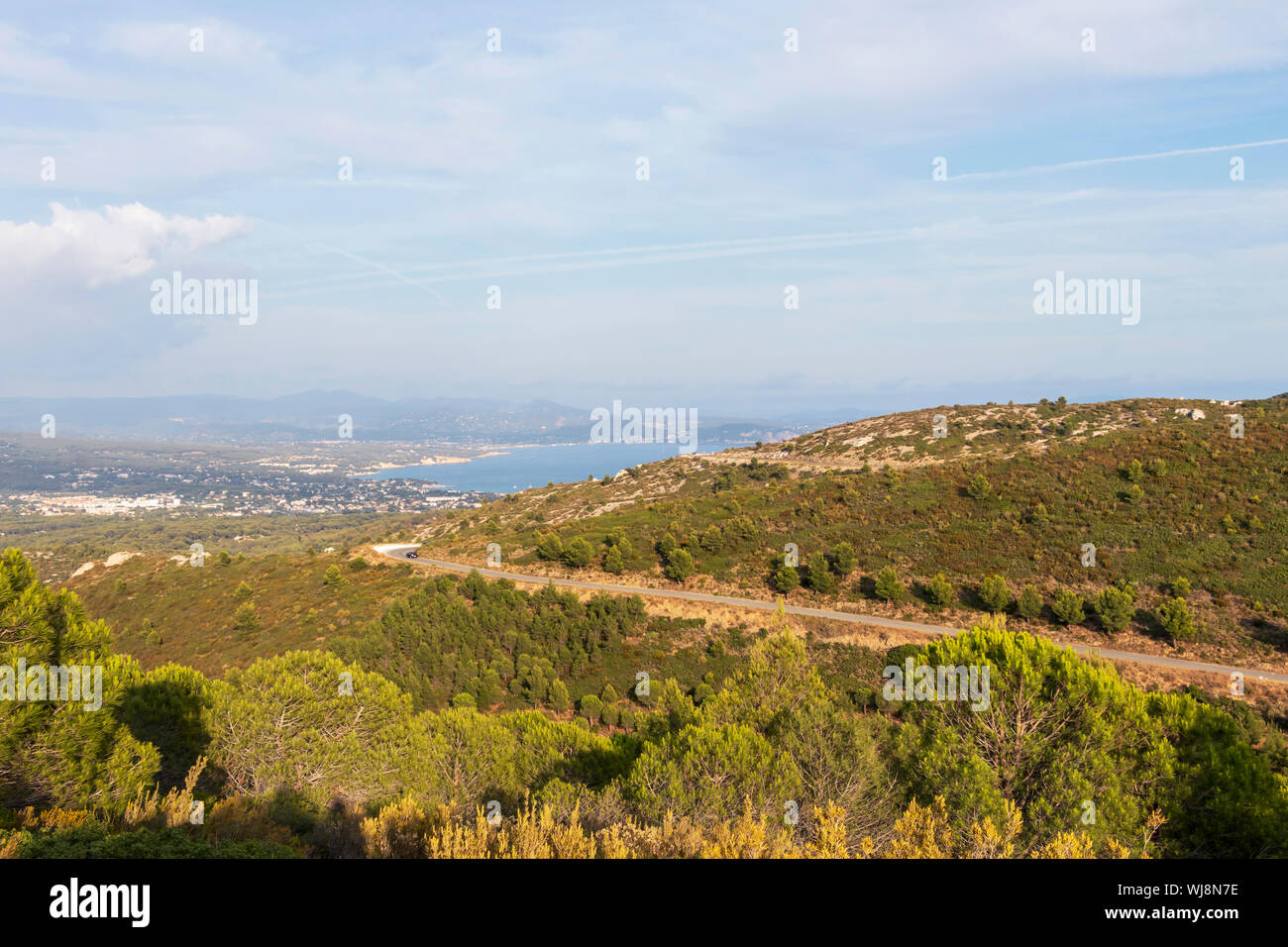 Panoramablick auf La Ciotat, Stadt an der Mittelmeerküste im Süden von Frankreich. Beliebtes Urlaubsziel an der Côte d'Azur, Europa Stockfoto
