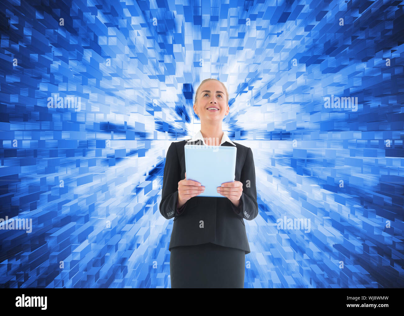Zusammengesetztes Bild der blonden Geschäftsfrau hält neue tablet Stockfoto