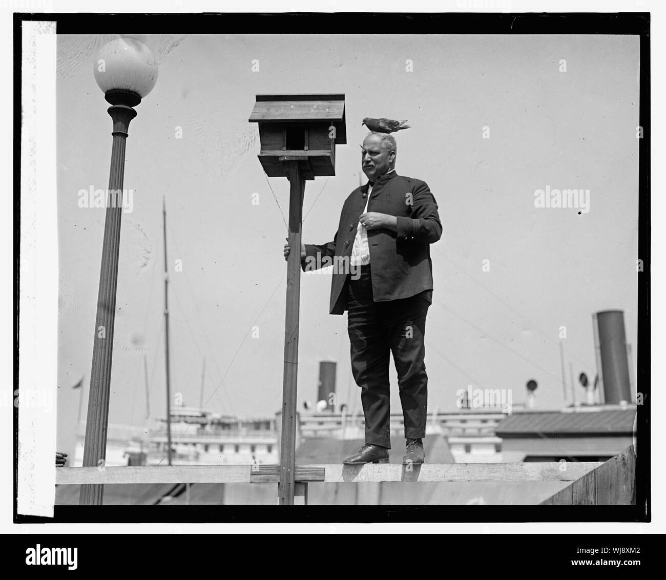 H.W. Turner der Hafenpolizei mit Taube, 7/1/26. Stockfoto