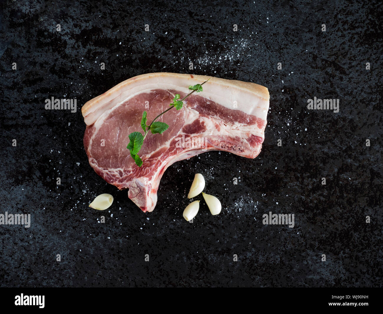 Hohe Betrachtungswinkel von Schweinefleisch Chop auf Stein Stockfoto