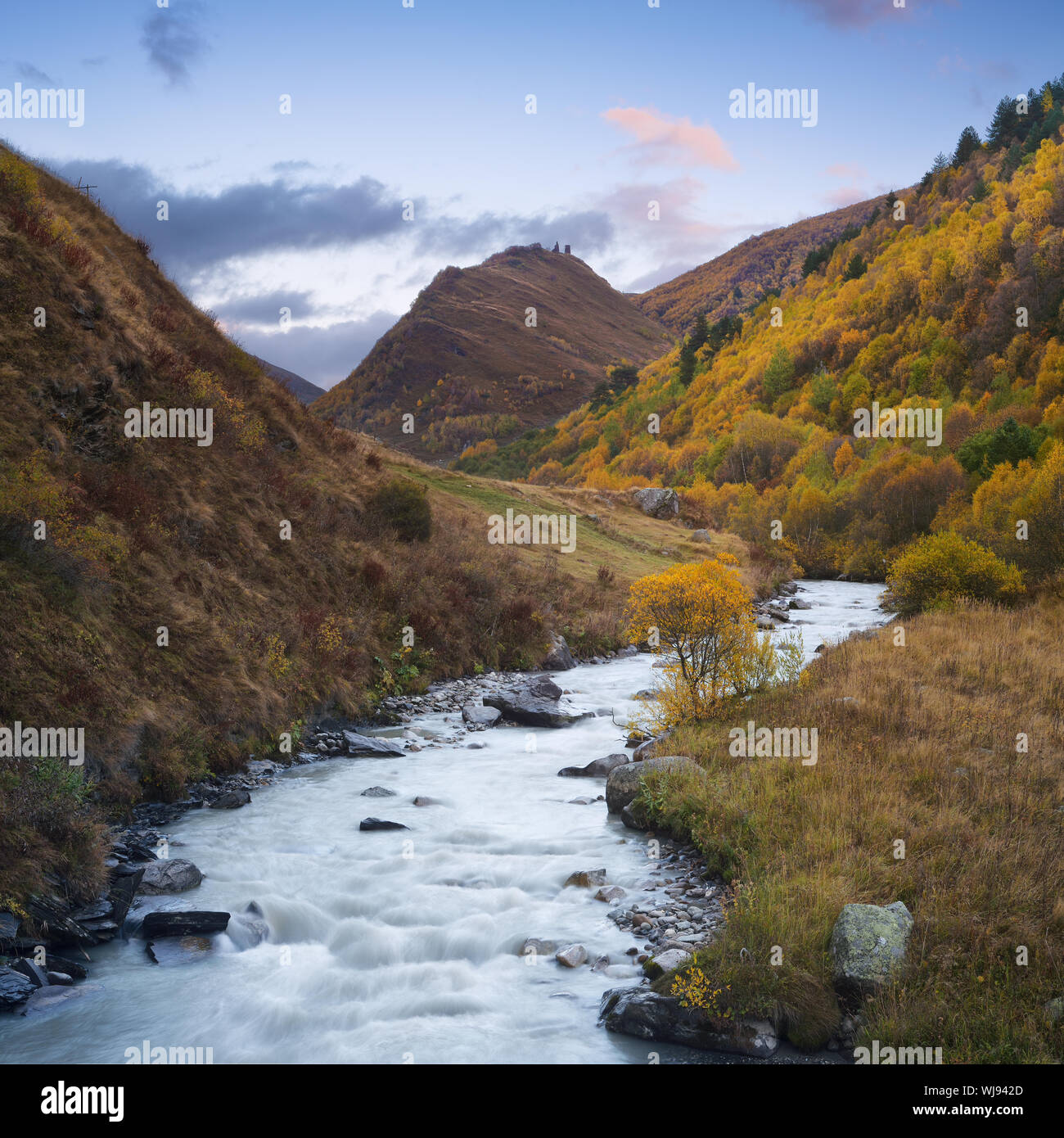 Mountain River. Abend Landschaft. Herbst. Gemeinde Harderwijk. Inguri River. Kaukasus, Georgien, Zemo Svaneti Stockfoto