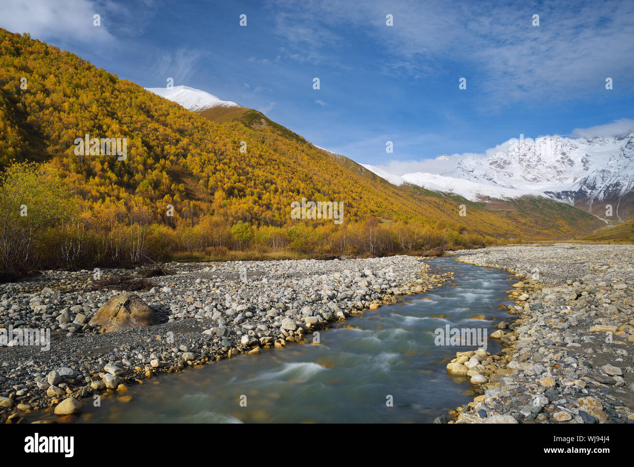 Mountain River. Herbst Landschaft. Inguri River. Berg Shkhara. Kaukasus, Georgien, Zemo Svaneti Stockfoto
