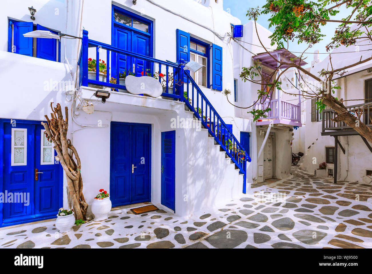 Mykonos, Griechenland berühmte Insel street view mit weißen und blauen Häuser in Kykladen Stockfoto
