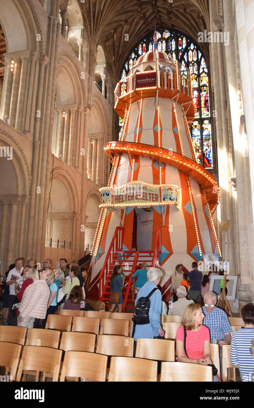 Sehen Es Anders - Helter Skelter in Norwich Cathedral, UK August 2019 installiert. Stockfoto