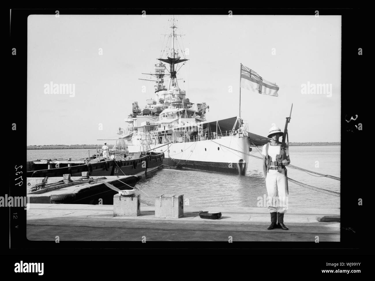 Haifa, aufgrund von terroristischen Handlungen und Maßnahmen der Regierung. H.M.S. Repulse von den Docks, Marine auf der Hut unter britischer Flagge Stockfoto