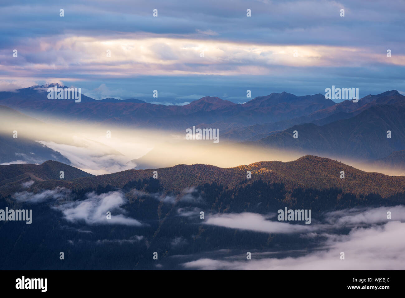 Berglandschaft mit einem Sonnenstrahl. Ansicht der Svan Ridge. Zemo Swanetien, Kaukasus, Georgien Stockfoto
