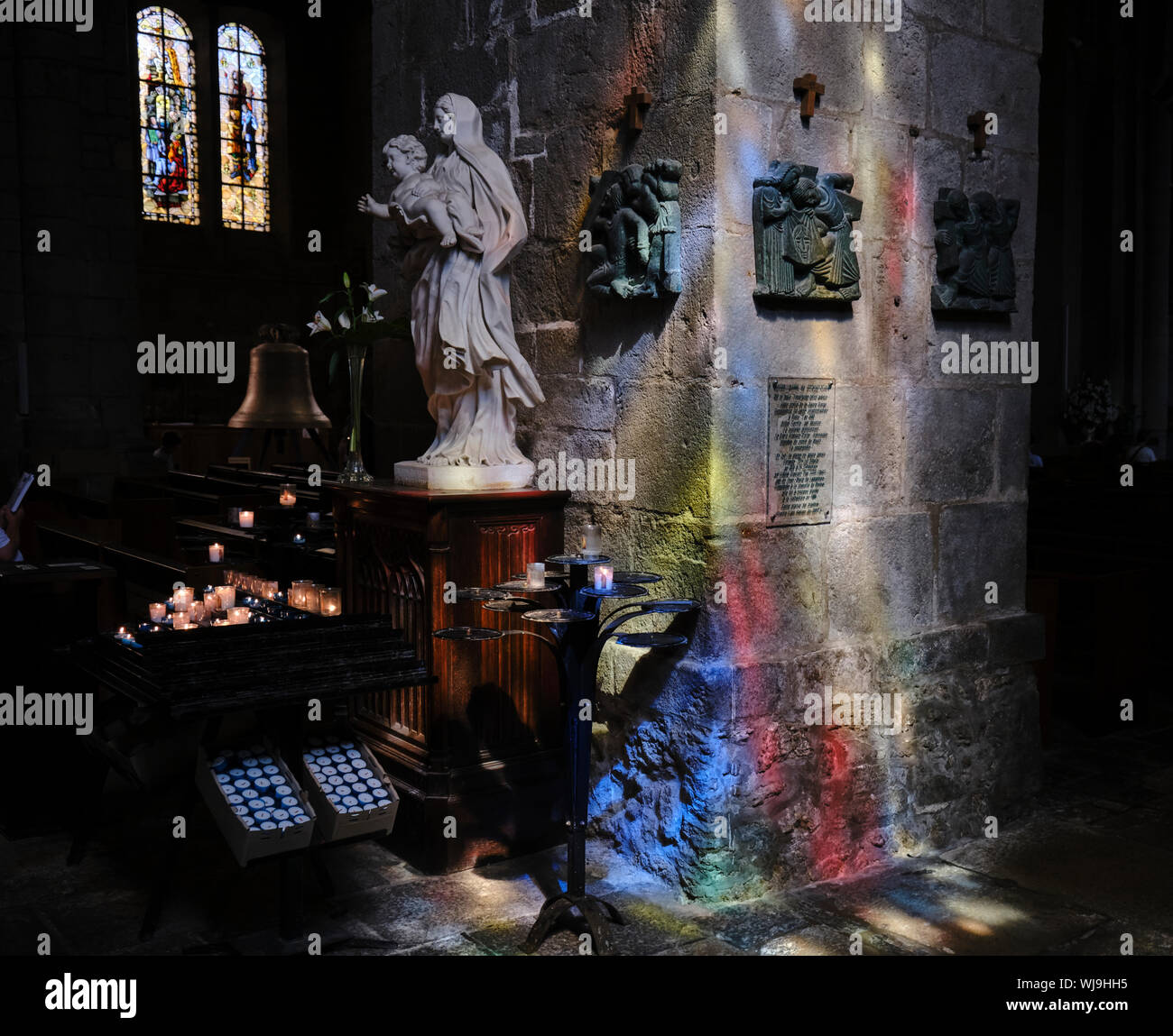 Votiv Kerzen an der Muttergottes der Tröstung Ändern in der Kathedrale von St. Malo. Stockfoto