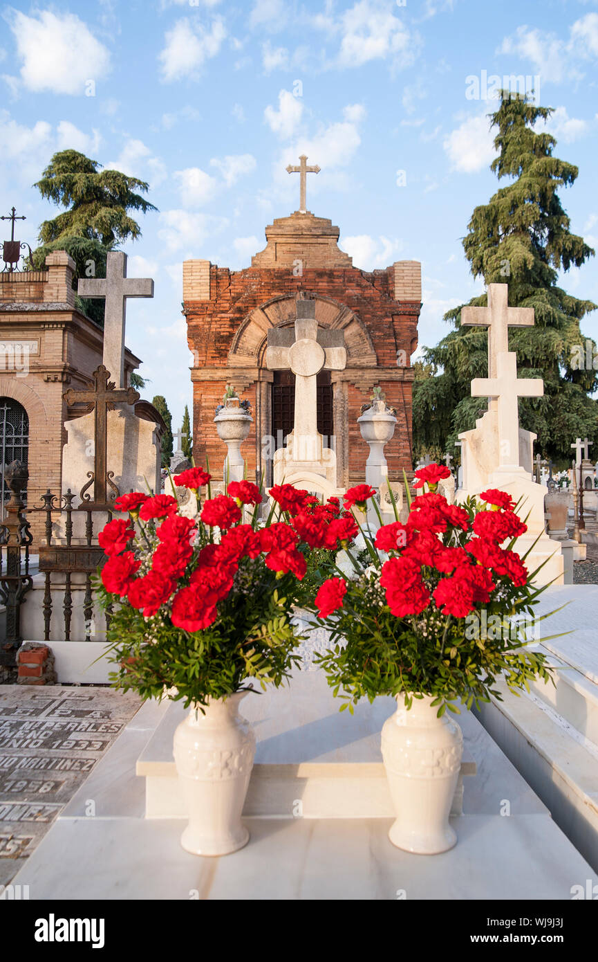 Spanien, Sevilla: Der 1. November ist Allerheiligen. Menschen besuchen cemetaries und legen Blumen wie hier auf San Jeronimo Friedhof. Stockfoto