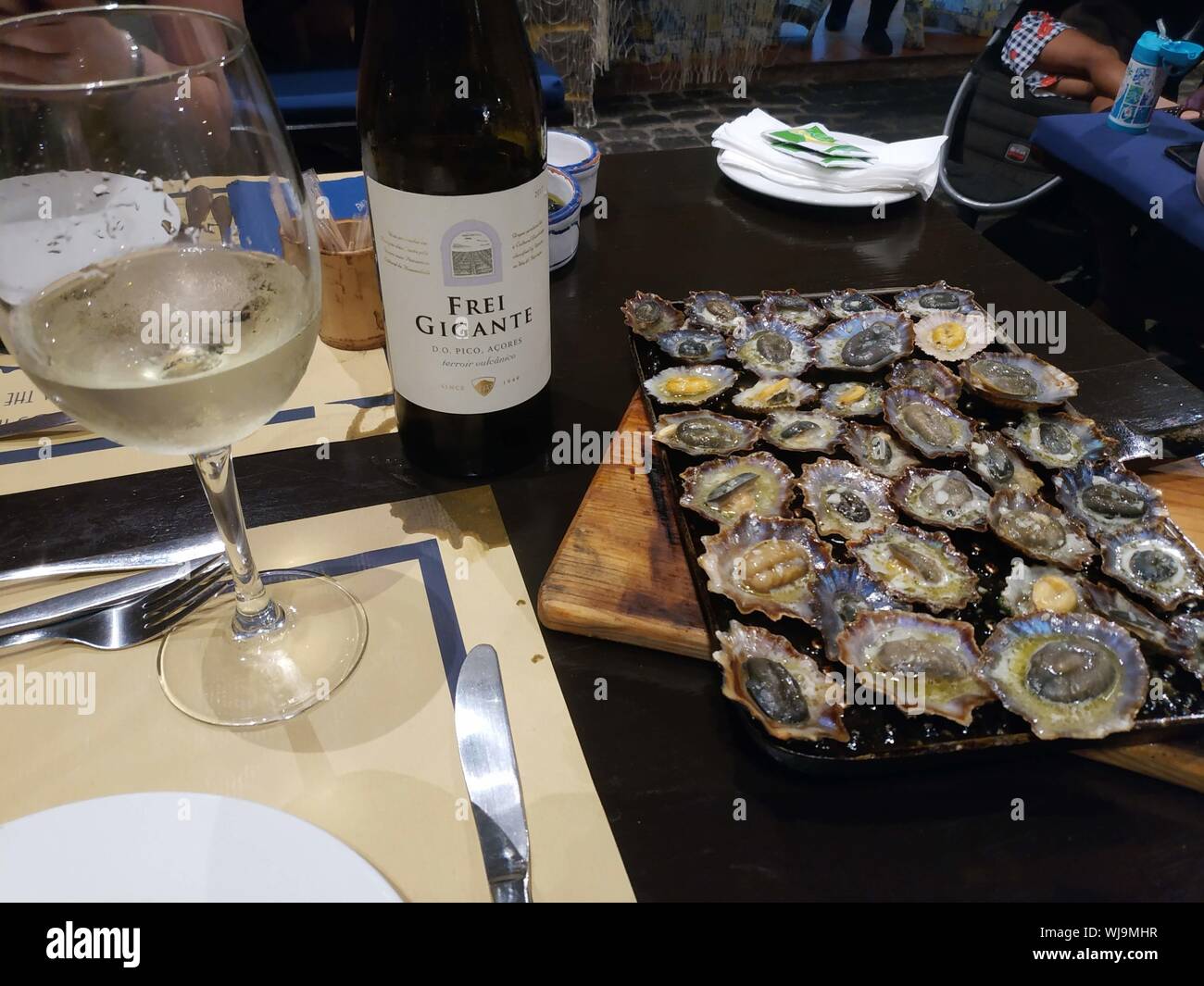 Gegrillte Napfschnecken - Azoren traditionelles Essen Stockfoto