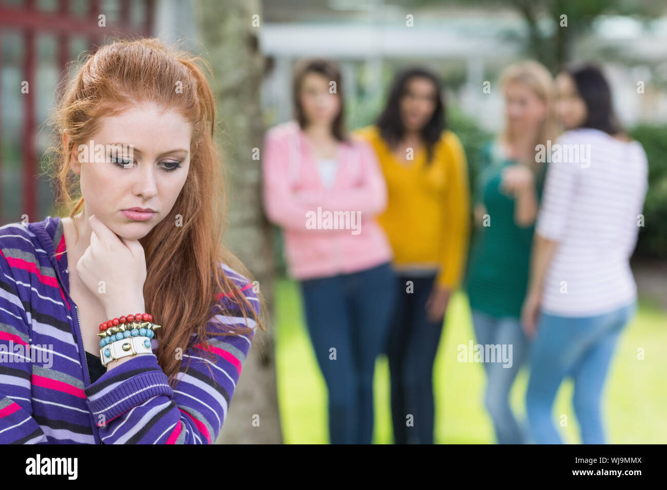 Studentin, die von anderen Schülern gemobbt, Stockfoto