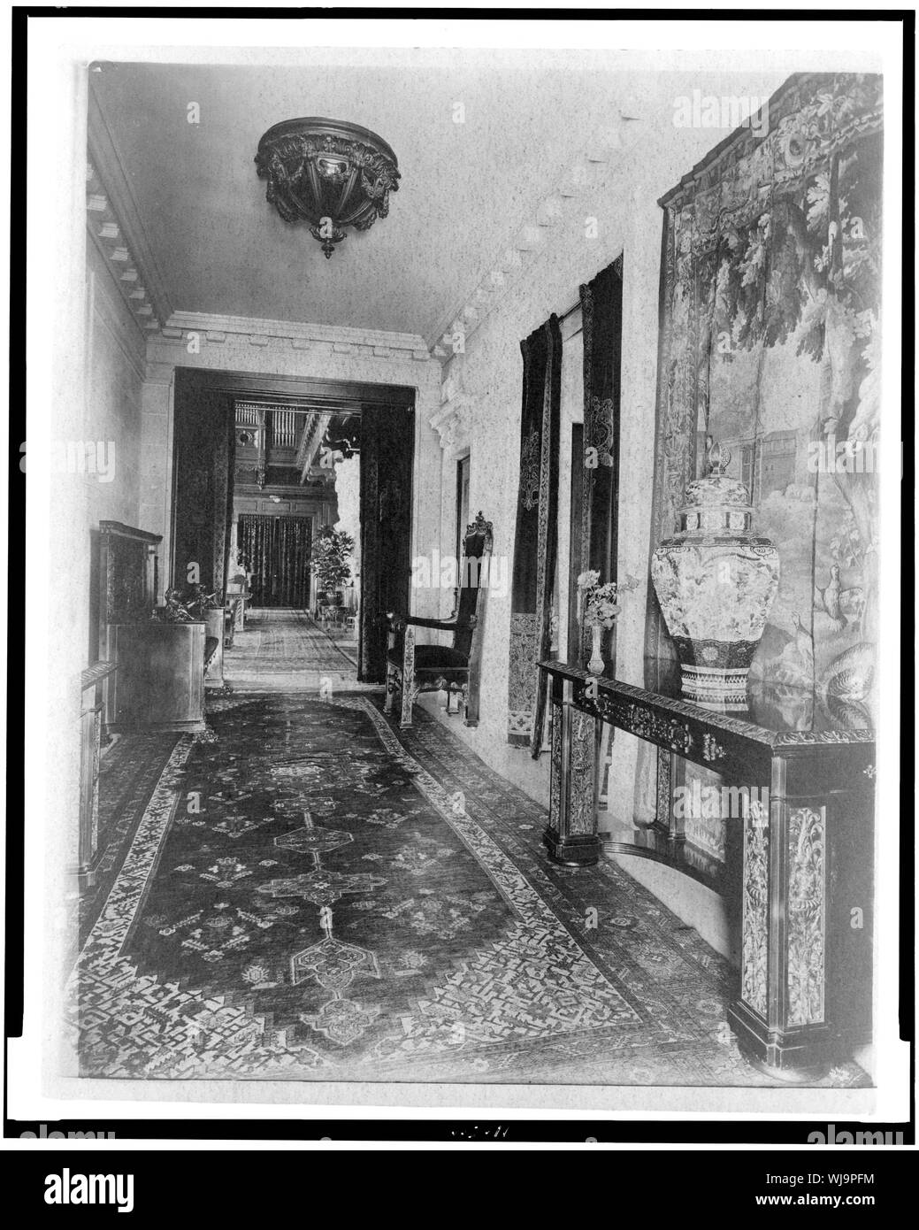 Diele, mit orientalischen Urne auf der rechten Seite, in der Heimat von Edmund Cogswell Converse, Greenwich, Connecticut Stockfoto