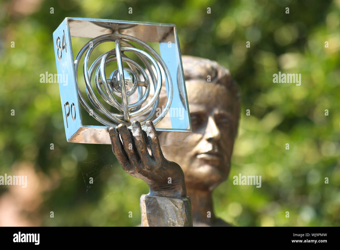 Warschau Polen Statue der polnische Wissenschaftler Marie Sklodowska Curie hält ein Modell eines Atoms Polonium Künstlers Bronislaw Krzysztof Stockfoto
