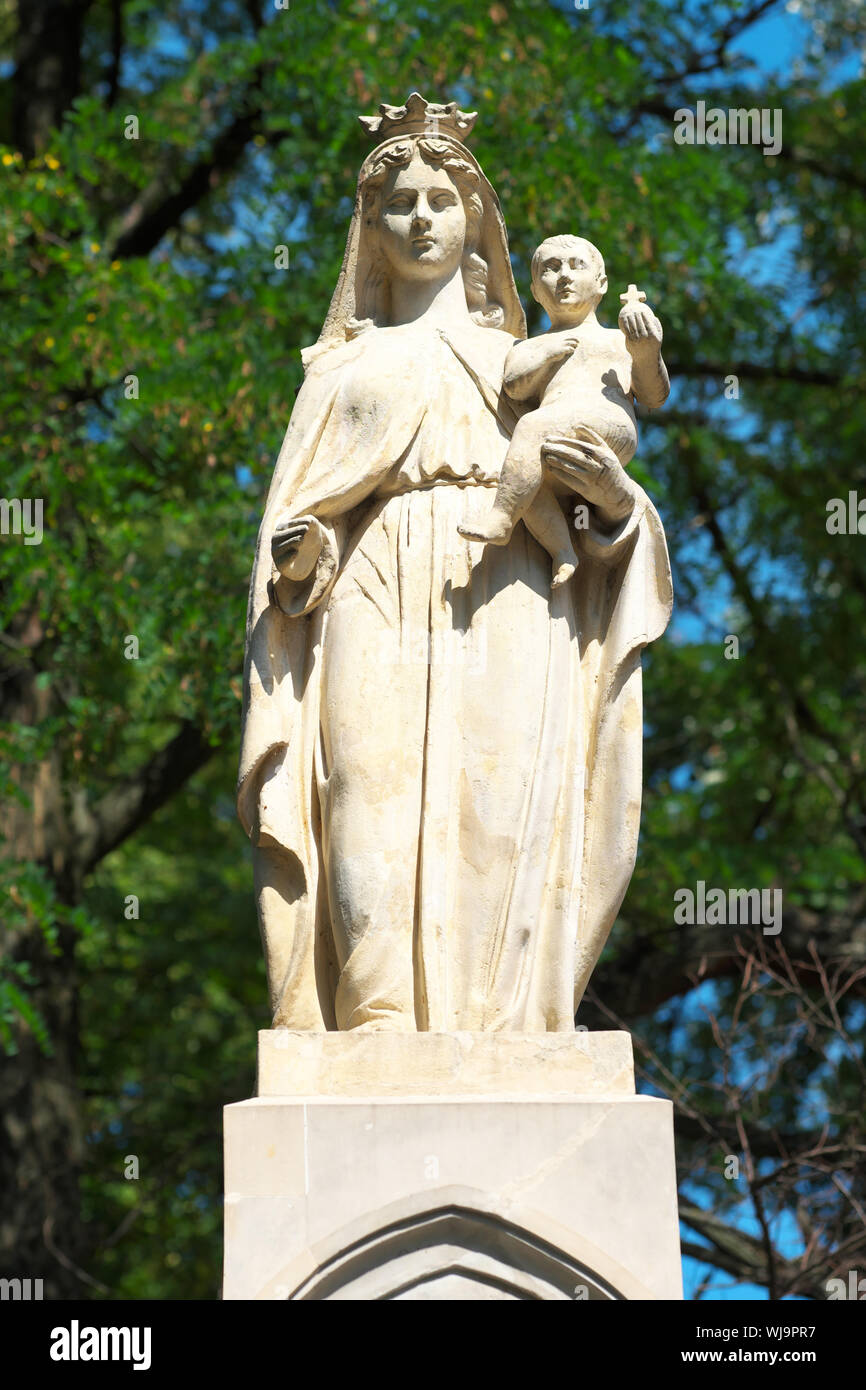 Status der Maria mit Kind Christus außerhalb einer katholischen Kirche Stockfoto