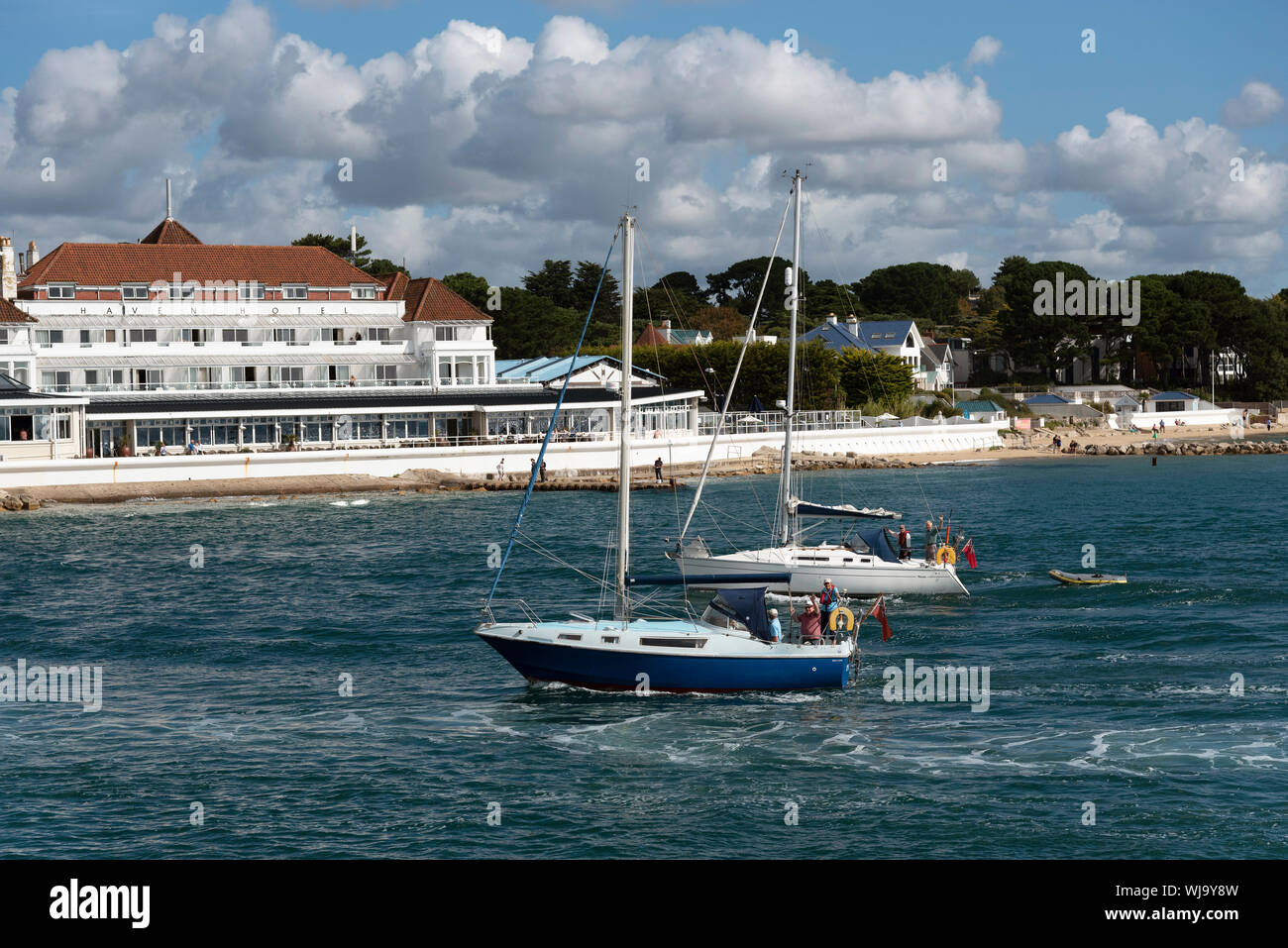 Sandbänke, Poole, Dorset, England, UK. September 2019. Die Haven Hotel, 4-Sterne Hotel an der Uferpromenade am Sandbänke mit Blick auf den Eingang und Yacht Stockfoto