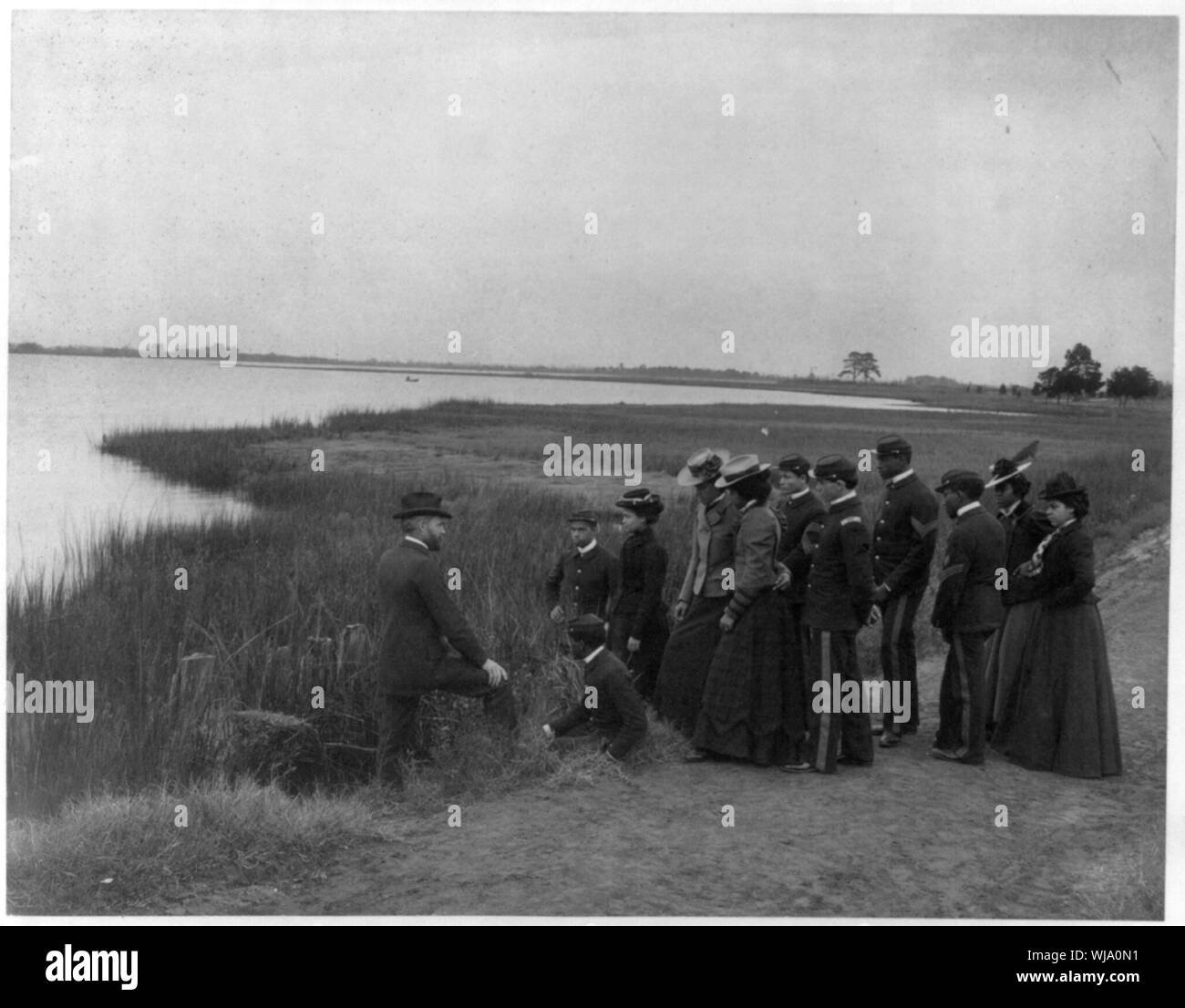 Hampton Institut, Hampton, Virginia, Ca. 1898 - Exkursion nach Marsh - Studium Bodenbildung durch ruhiges Wasser und Pflanzen Stockfoto