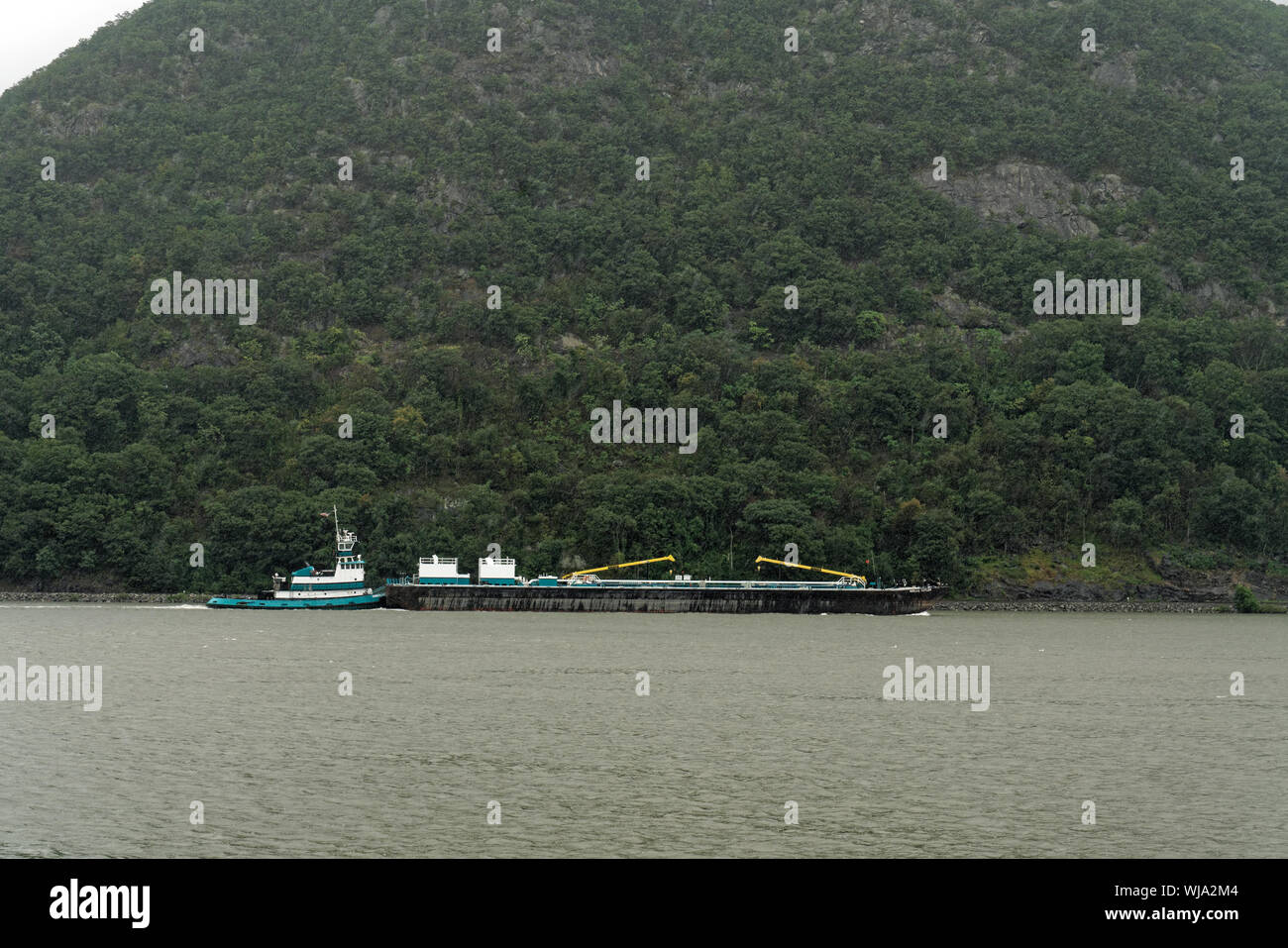 An einem regnerischen Tag im September, ein schubschiff drückte eine Petroleum tank Barge fähig ist, mehr als eine Million Gallonen öl über den Hudson River. Stockfoto