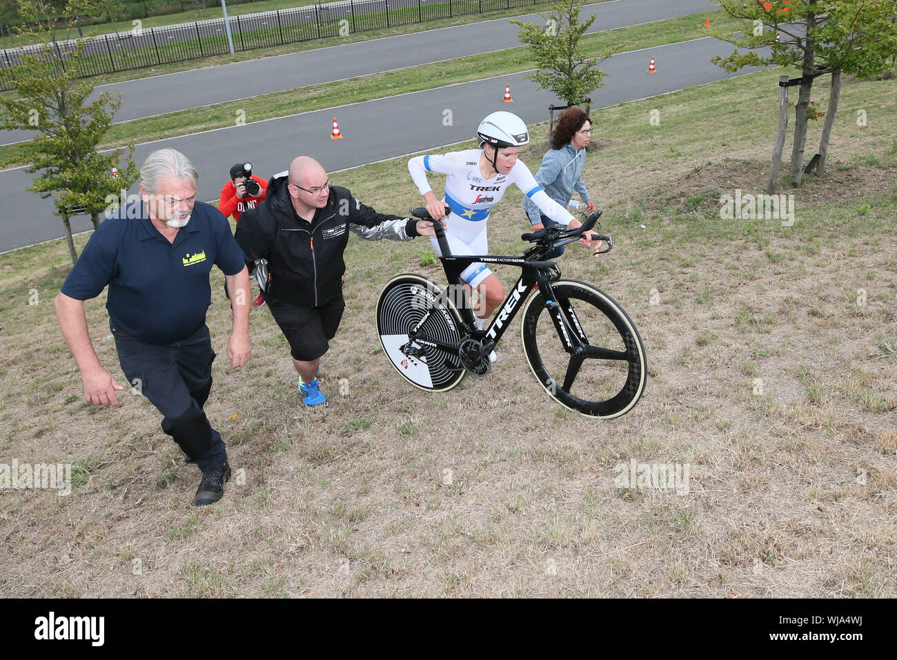 Sittard, Niederlande. 03 Sep, 2019. Sittard - 3-09-2019, Radfahren, Boels Damen Tour, proloog, Ellen van Dijk valt in de openingsetappe van de Boels Damen Tour Credit: Pro Schüsse/Alamy leben Nachrichten Stockfoto