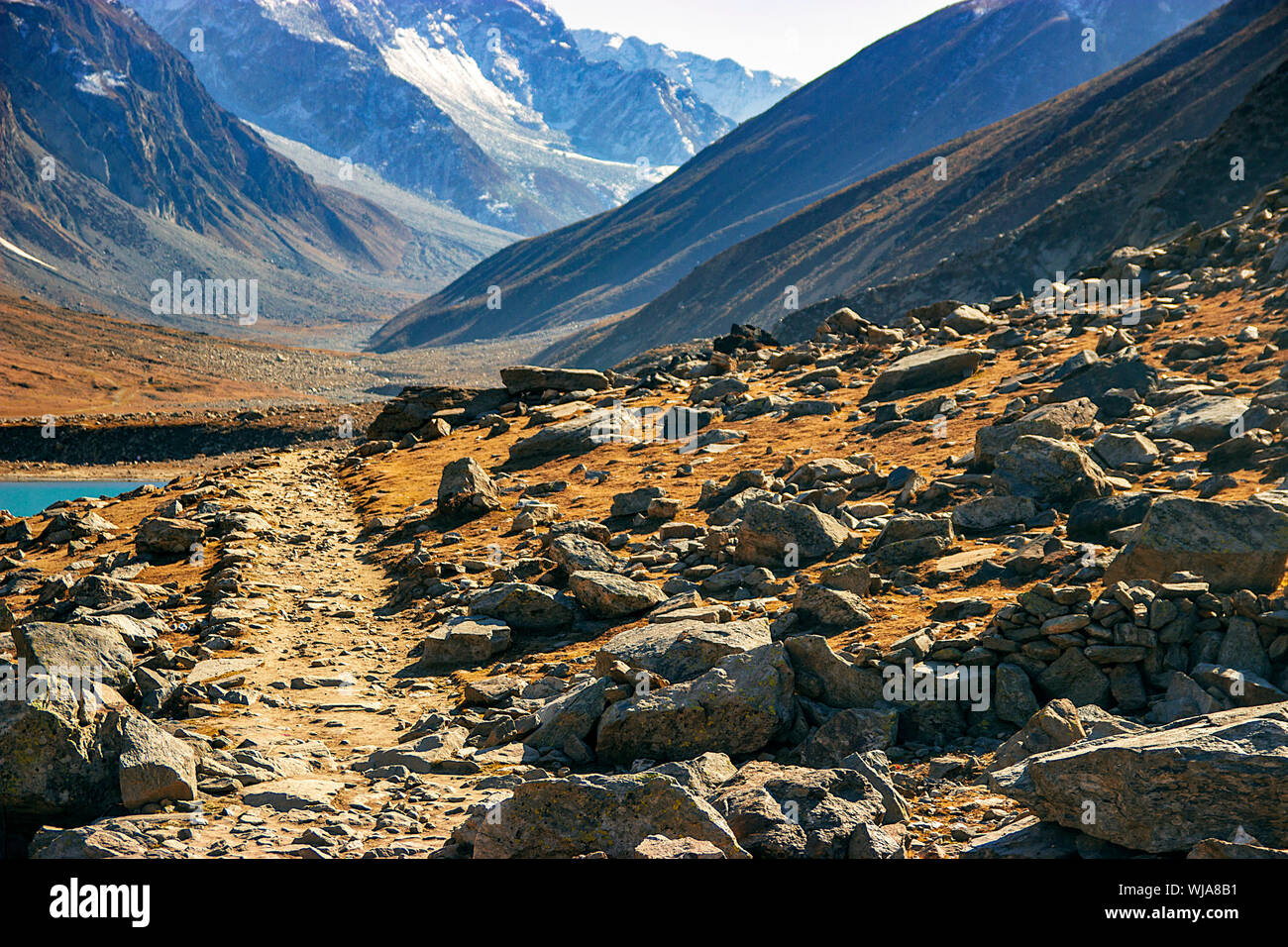 Trekking auf dem felsigen Weg auf die Berge Stockfoto