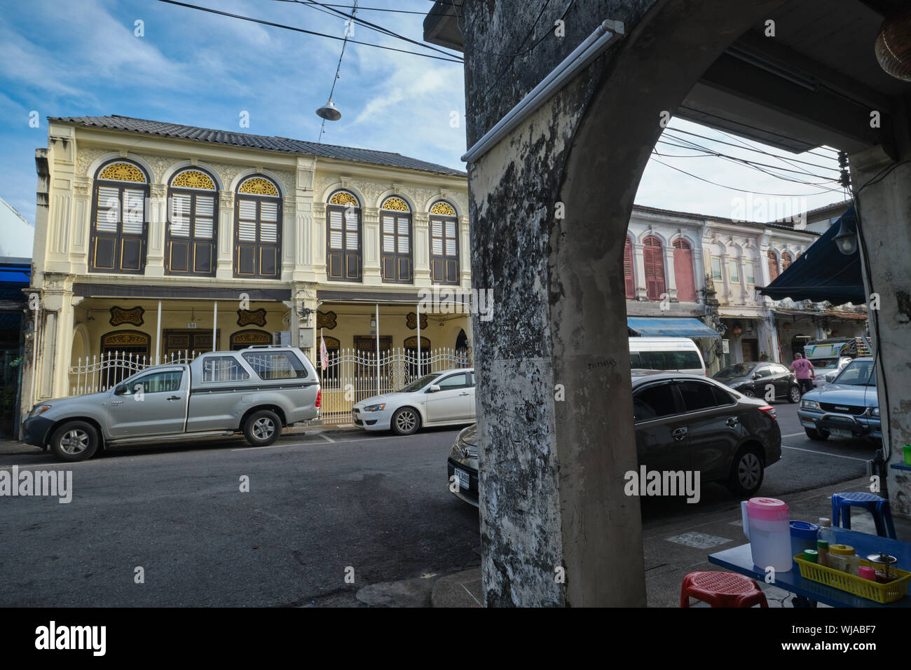 In jedem Falle traditionelle, restaurierte Häuser in Krabi Road in der Nähe der Altstadt (Chinatown) von Phuket Town, Thailand Stockfoto