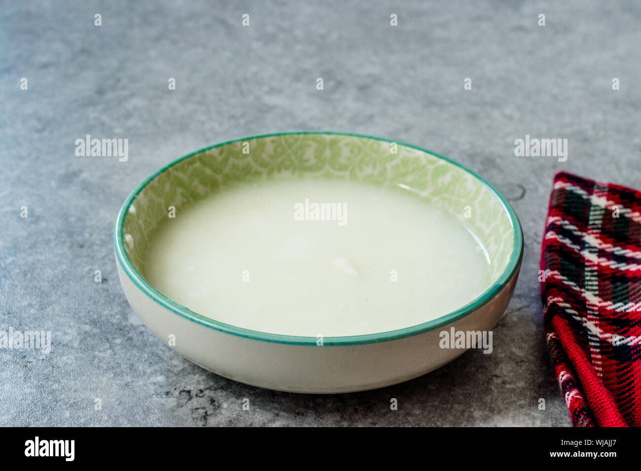Bio Joghurt/Joghurt Wasser Gebrauchsfertig in der Schüssel. Ökologische Lebensmittel. Stockfoto