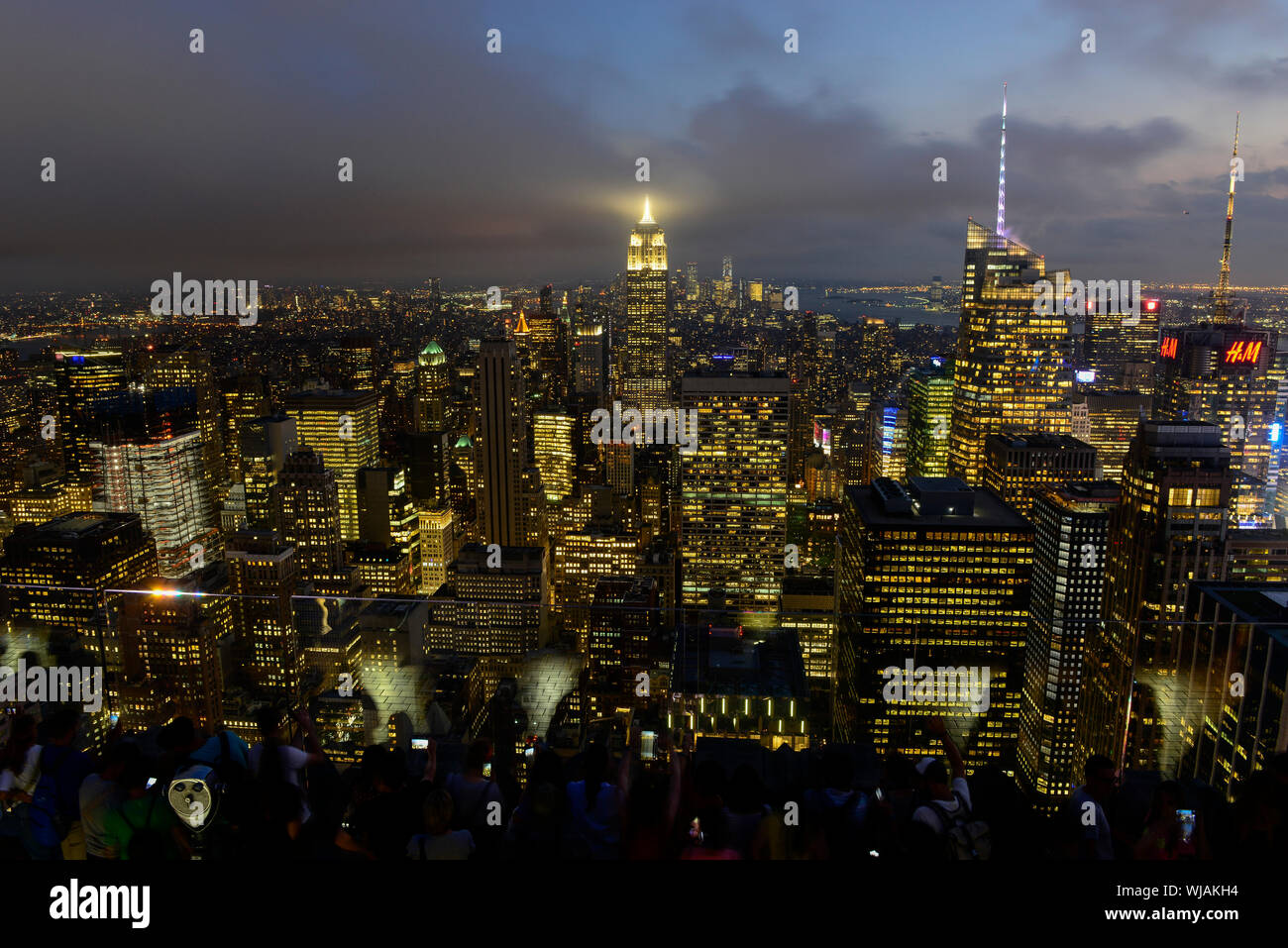 USA, New York City, Manhattan Skyline mit Blick auf das Empire State Building aus der Beobachtung Deck von Rockefeller Center, oben auf dem Felsen Stockfoto