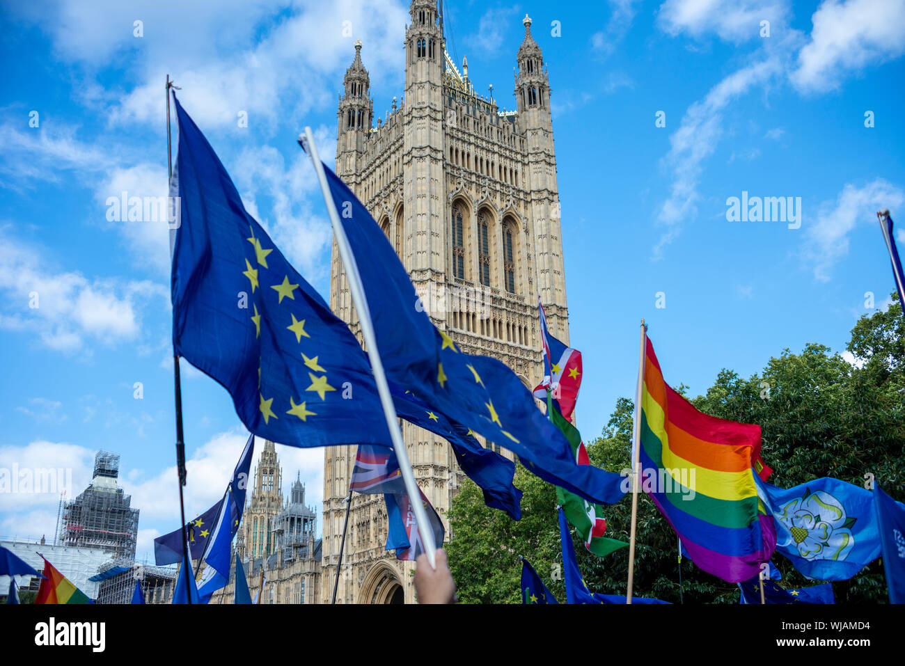 Wie das Parlament wieder aufgenommen nach der Sommerpause Demonstranten vor gesammelt haben, demonstrieren gegen Premierminister Boris Johnson die Entscheidung des Parlaments vor der Brexit Datum des 31. Oktober auszusetzen. Viele glauben, dass die vertagen wird "No Deal" Brexit zu unbeanstandet zulassen. Viele verlangen auch eine allgemeine Wahl, ein Ende der Sparmaßnahmen und für ein zweites Referendum auf Brexit Stockfoto