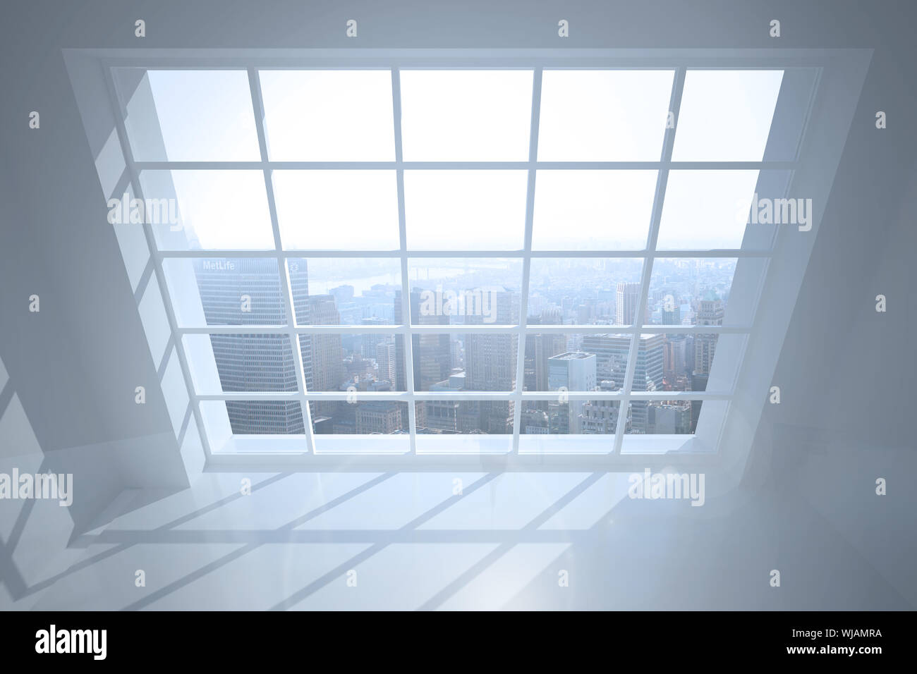Zimmer mit großem Fenster zeigt Stadt Stockfoto