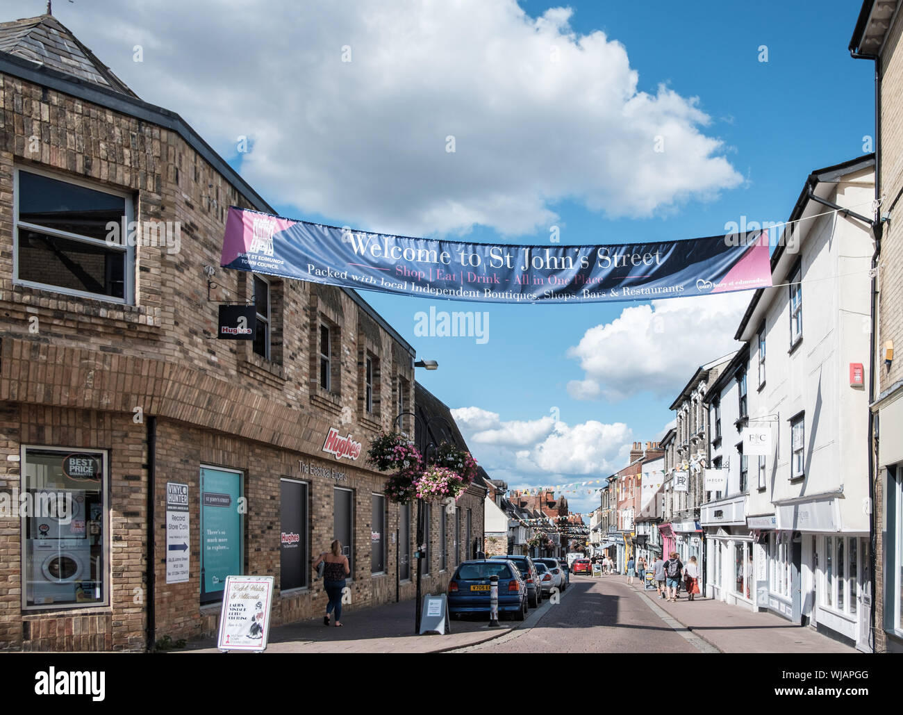 Ein Banner begrüßt die Käufer von St John's Street, für unabhängige Geschäfte, Boutiquen und Restaurants bekannt, Bury St. Edmunds, Suffolk Stockfoto