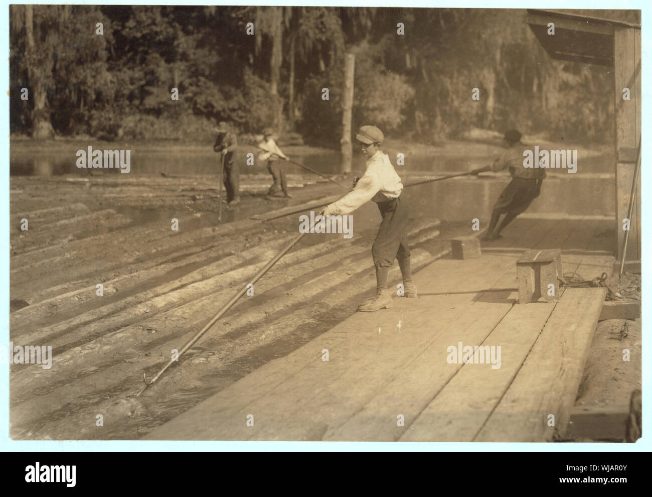 Harte Arbeit und gefährlich. Dieser Fluss-boy Lyman Frugia. Polen das Rundholz in die Neigung, die Sie dauert bis zu der Mühle. Es ist nicht nur harte Arbeit, aber er ist für alle Arten von Wetter ausgesetzt und ist zu gefährlich. Sagte, dass er 14 Jahre alt ist, hat hier mehrere Monate gearbeitet hat, erhält einen Dollar pro Tag. Miller & Vidor Lumber Company. Dies ist die einzige Mühle ich um Beaumont gefunden, die Jungen - wahrscheinlich, weil Sie etwas Abstand von der Stadt entfernt sind. Abstract: Fotografien aus den Aufzeichnungen des Nationalen Kinderarbeit Committee (USA) Stockfoto