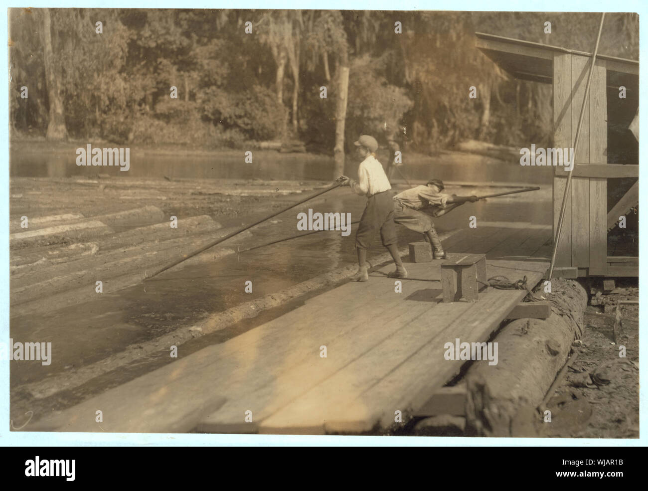 Harte Arbeit und gefährlich. Dieser Fluss-boy Lyman Frugia, Polen das Rundholz in die Neigung, die Sie zu der Mühle. Es ist nicht nur harte Arbeit, aber er ist für alle Arten von Wetter ausgesetzt und ist zu gefährlich. Sagte, er ist 14 Jahre alt und hat schon mehrere Monate gearbeitet. Erhält $ 1,00 pro Tag. Miller und Vidor Lumber Company. Dies war die einzige Mühle ich um Beaumont gefunden, die Jungen - wahrscheinlich, weil Sie etwas Abstand von der Stadt entfernt sind. Abstract: Fotografien aus den Aufzeichnungen des Nationalen Kinderarbeit Committee (USA) Stockfoto