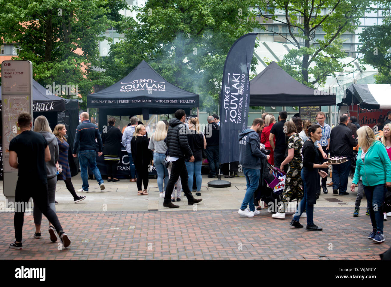 Essensstände in Brindley Place, Birmingham, West Midlands, England, Großbritannien Stockfoto