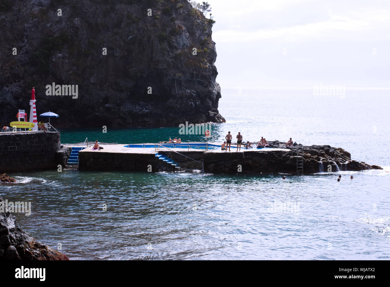 Natürlichen Pool im Caloura Azoren - Portugal Stockfoto