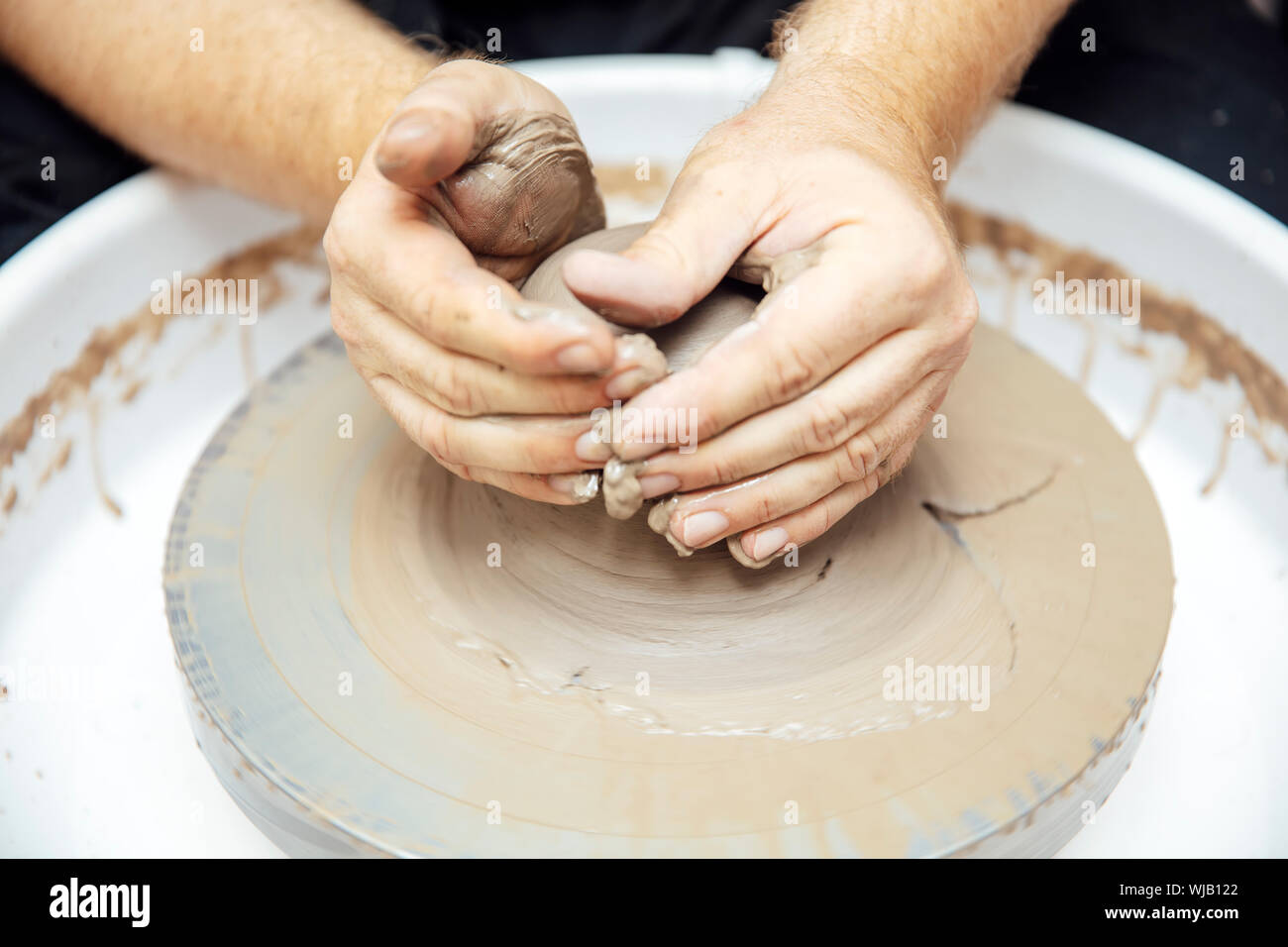 Close up Detailansicht bei einer Künstlerin macht Ton auf einem Drehrad Stockfoto