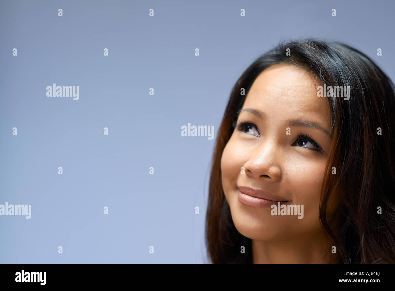Jugendliche, weibliche Teenager, Frau, Schönheit und Körperpflege, Porträt von glücklich lächelnd im Studio auf grauem Hintergrund, Textfreiraum Asiatin Stockfoto